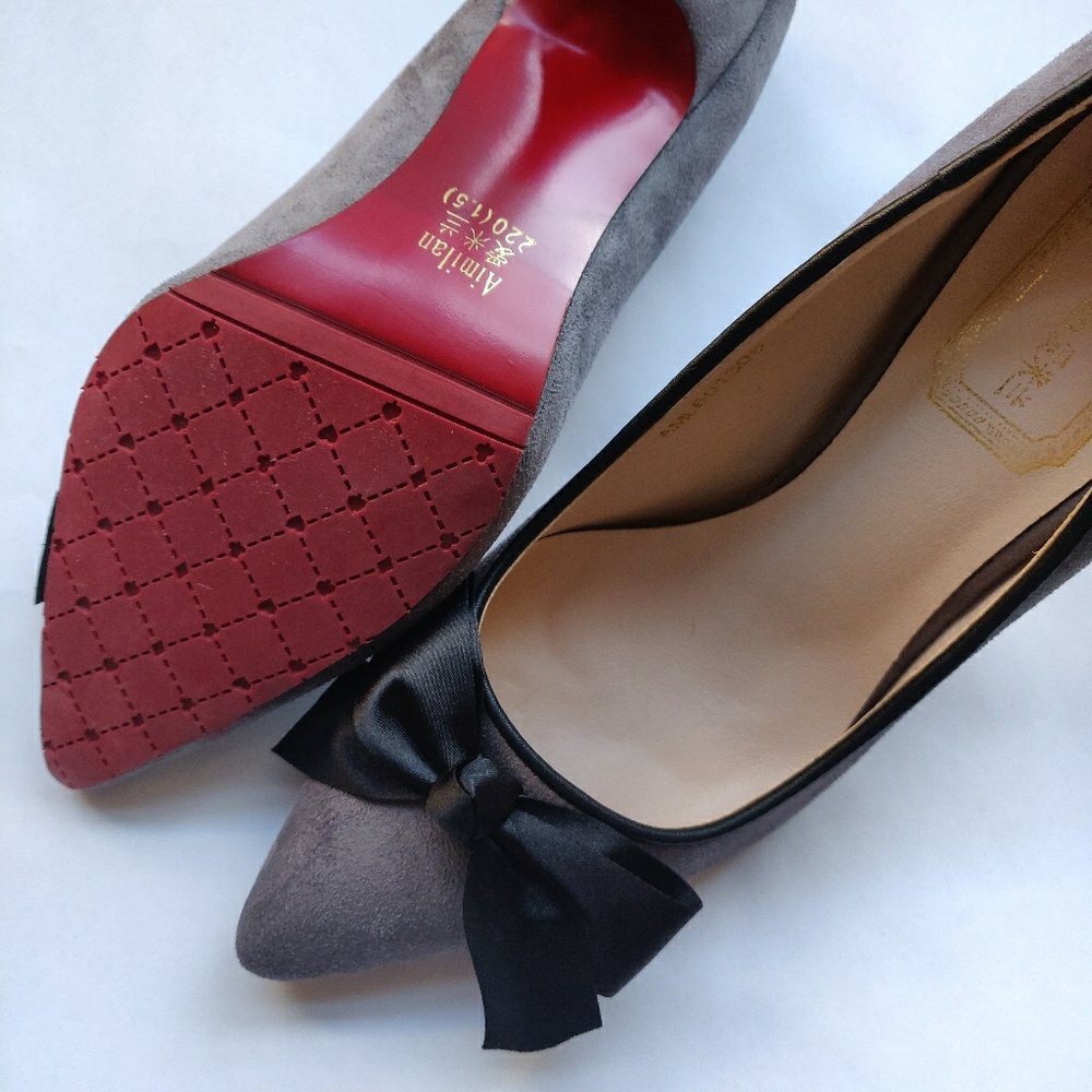 Grey suede pumps with black bow